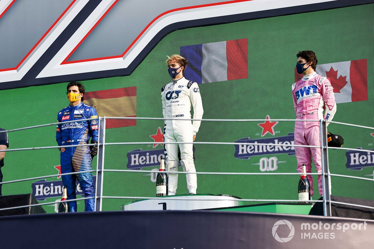 Podio: segundo lugar Carlos Sainz Jr., McLaren, ganador Pierre Gasly, AlphaTauri, y tercer lugar Lance Stroll, Racing Point