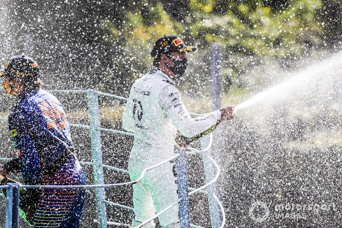 Podio: segundo lugar Carlos Sainz Jr., McLaren, ganador Pierre Gasly, AlphaTauri