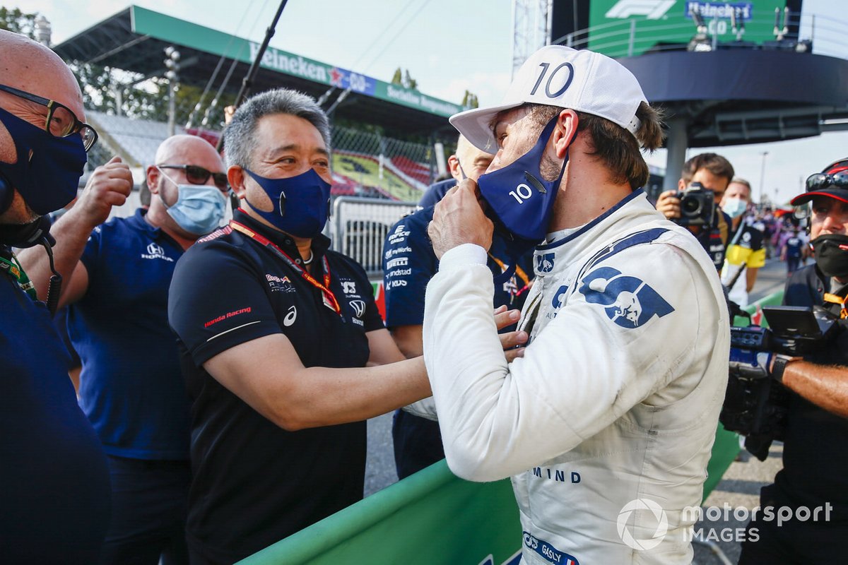 Masashi Yamamoto, General Manager, Honda Motorsport si congratula con Pierre Gasly, AlphaTauri, primo classificato