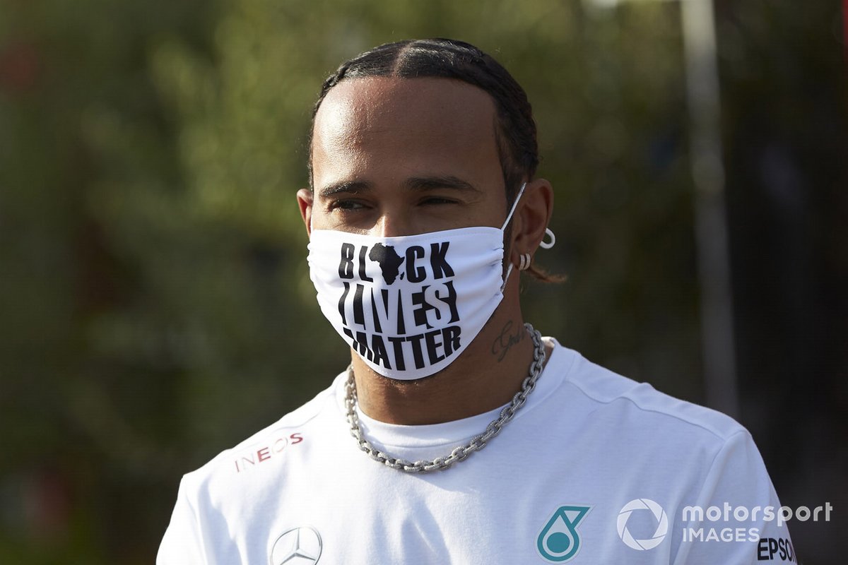 Lewis Hamilton, Mercedes-AMG F1, durante l'intervista
