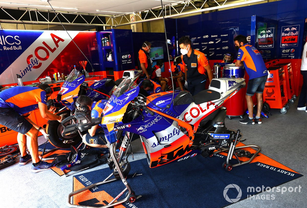 Atmosfera nel garage della Red Bull KTM Tech 3