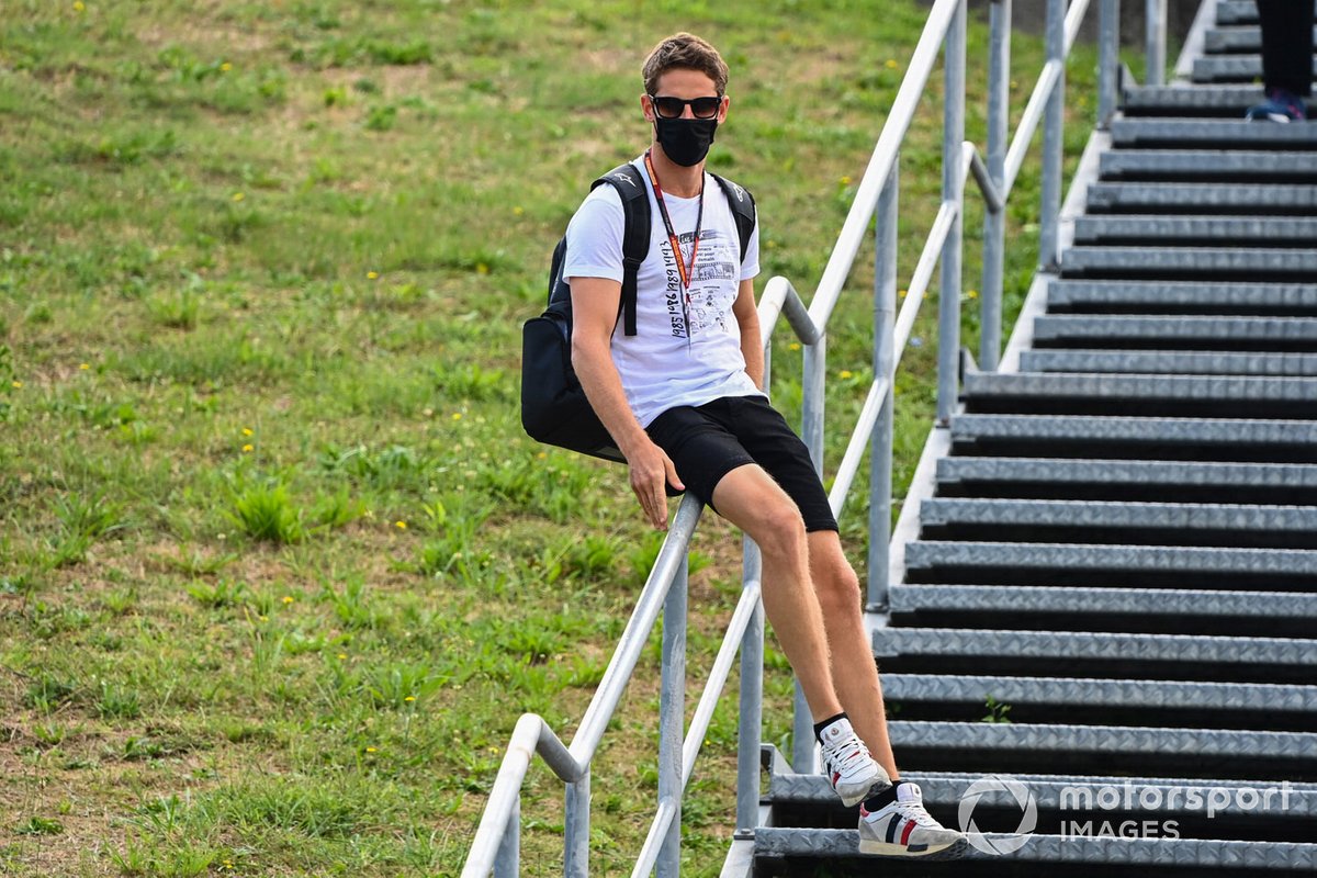 Ромен Грожан, Haas F1, катается по перилам на входе в паддок