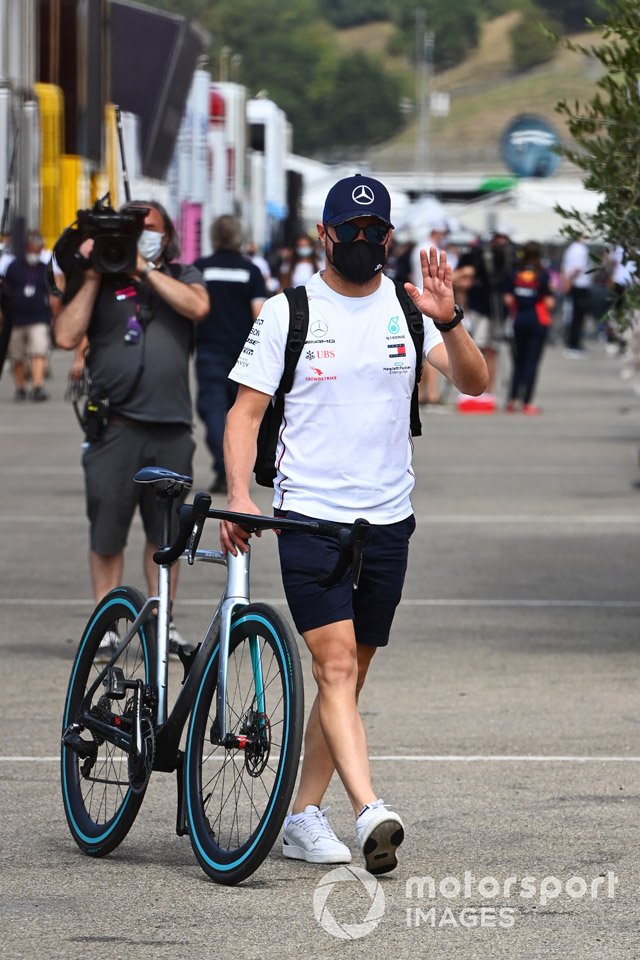 Valtteri Bottas, Mercedes-AMG Petronas F1, porta la sua bicicletta nel paddock