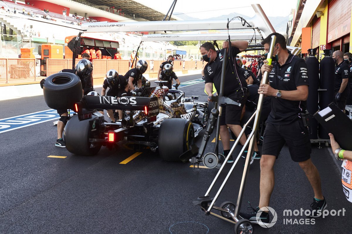 Lewis Hamilton, Mercedes F1 W11, ai box