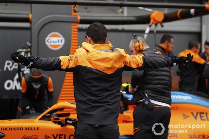 Los mecánicos de McLaren en el monoplaza de Lando Norris, McLaren MCL35