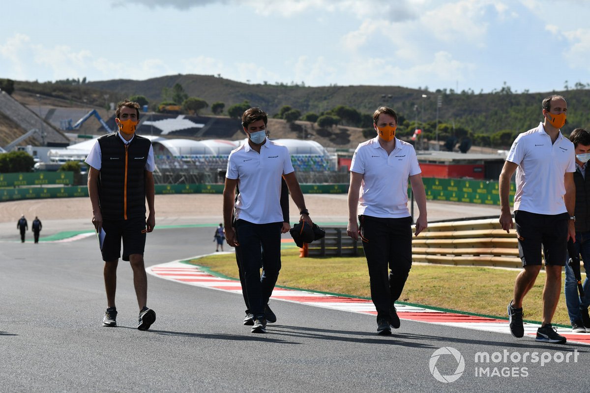 Carlos Sainz Jr., McLaren, fait son tour de piste