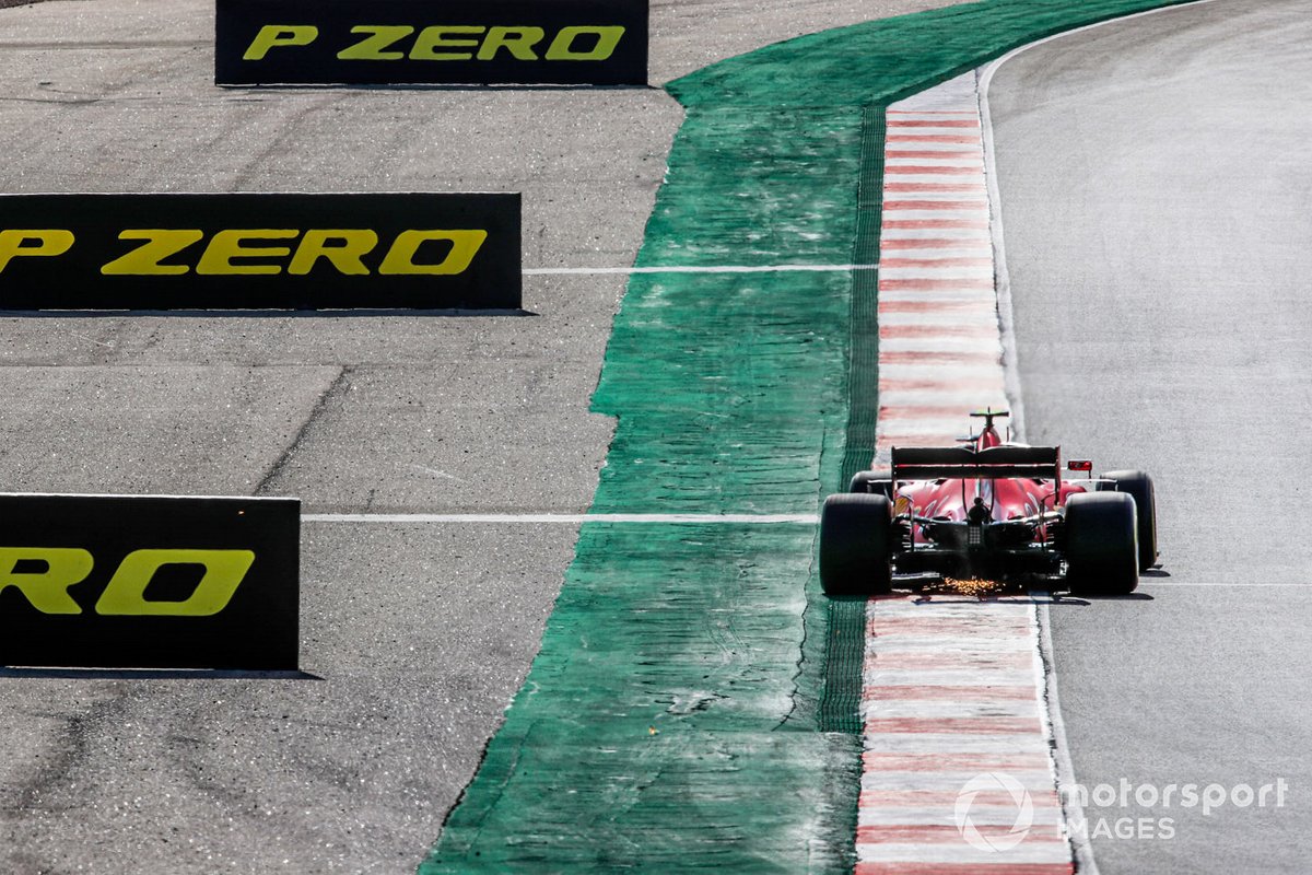 Scintille fuoriescono dalla Ferrari SF1000 di Charles Leclerc