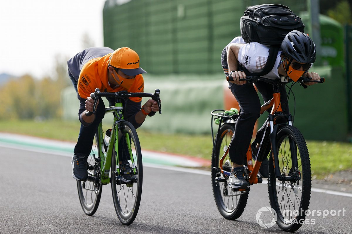 Lando Norris, McLaren, fait son tour de piste à vélo
