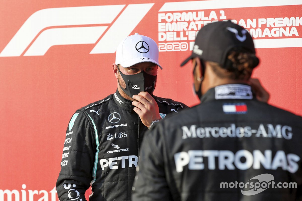Pole Sitter Valtteri Bottas, Mercedes-AMG F1 e Lewis Hamilton, Mercedes-AMG F1 festeggiano nel parco chiuso