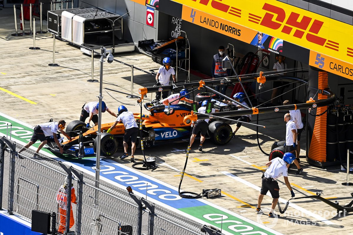 Lando Norris, McLaren MCL35, torna nel garage