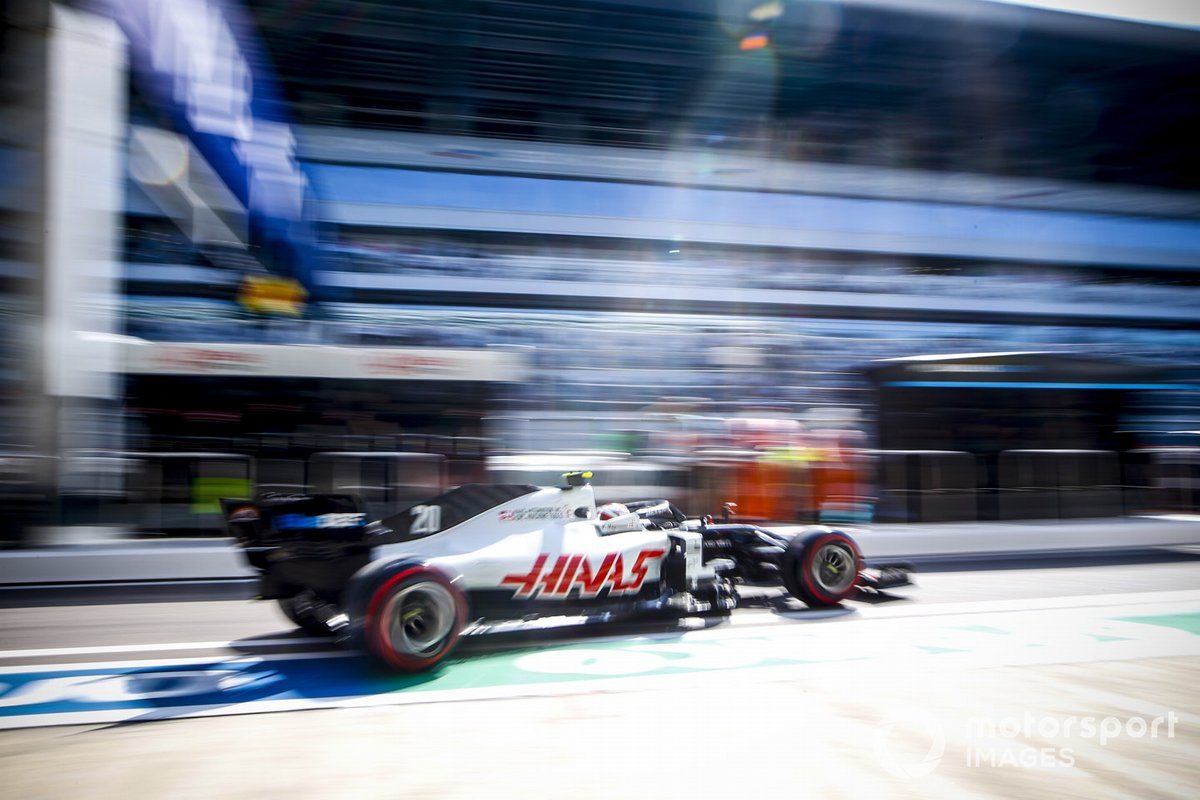 Kevin Magnussen, Haas VF-20, lascia il garage