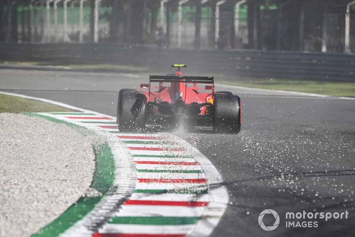 Charles Leclerc, Ferrari SF1000, passa sulla ghiaia