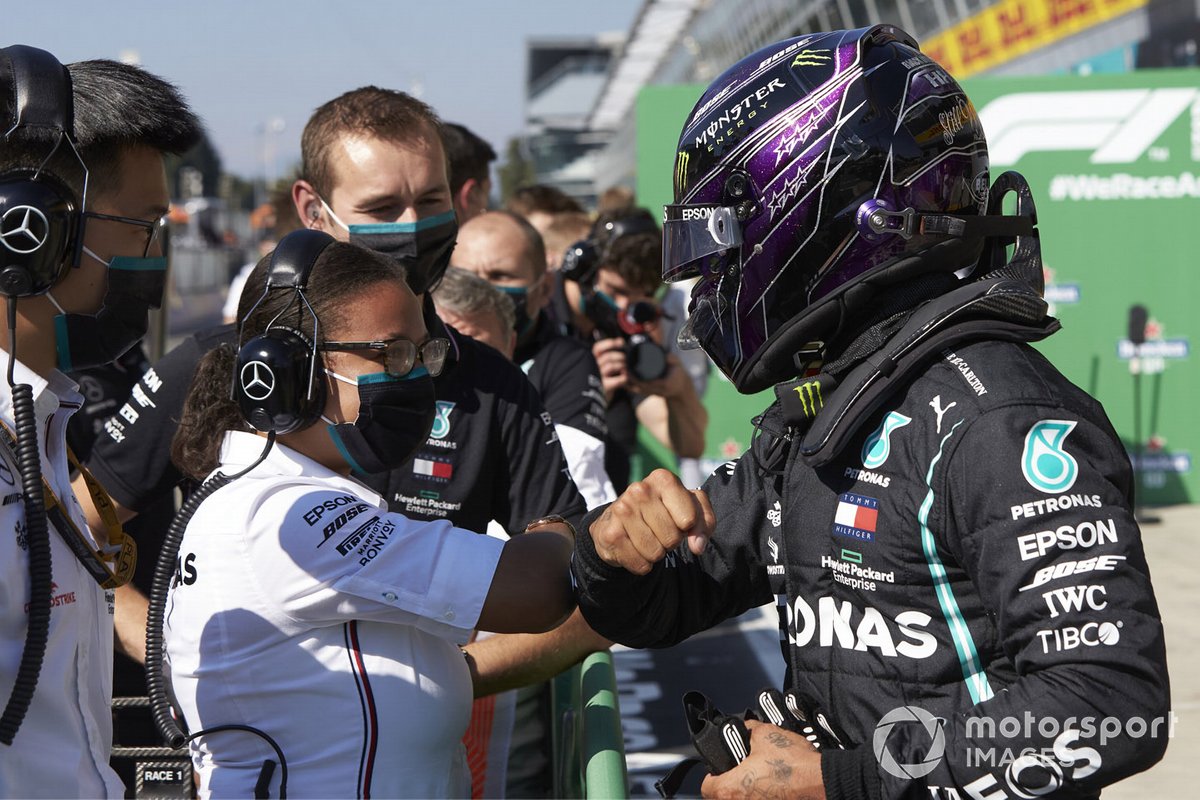 Ganador de la pole Lewis Hamilton, Mercedes-AMG F1, celebra