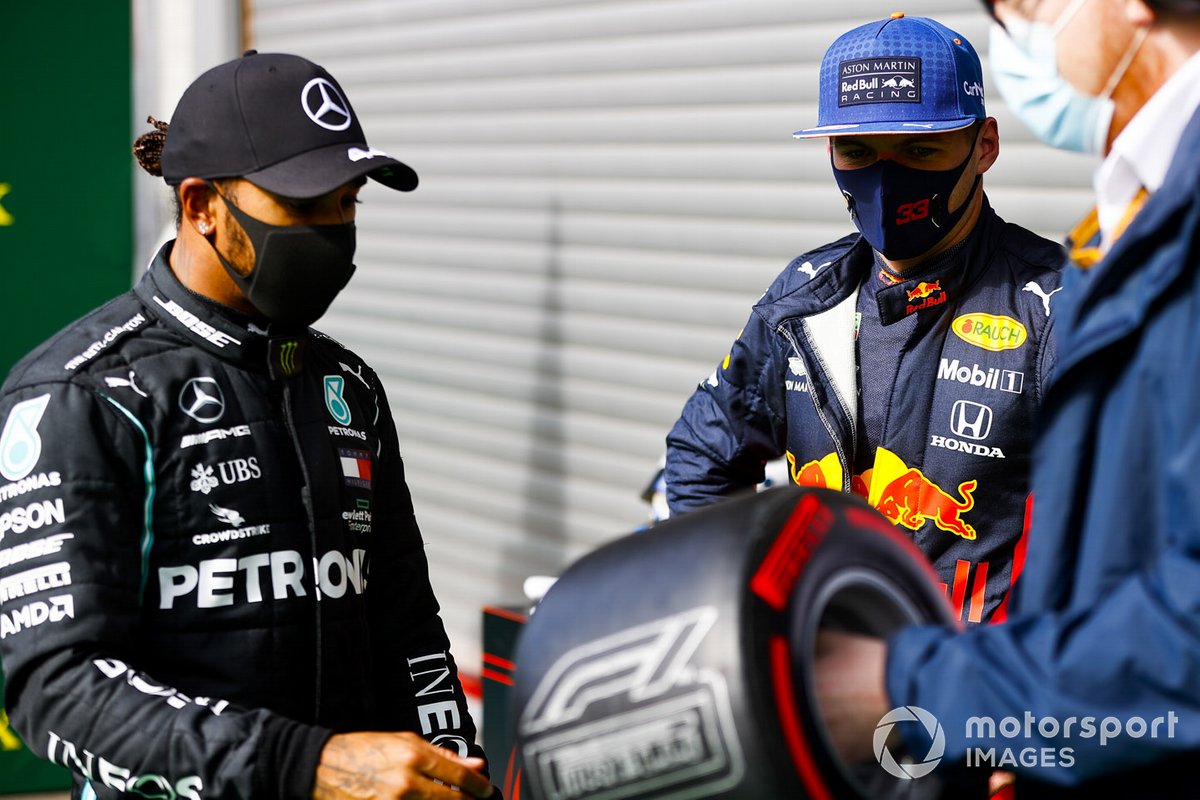 Ganador de la pole Lewis Hamilton, Mercedes-AMG F1 y el tercer puesto Max Verstappen, Red Bull Racing en Parc Ferme