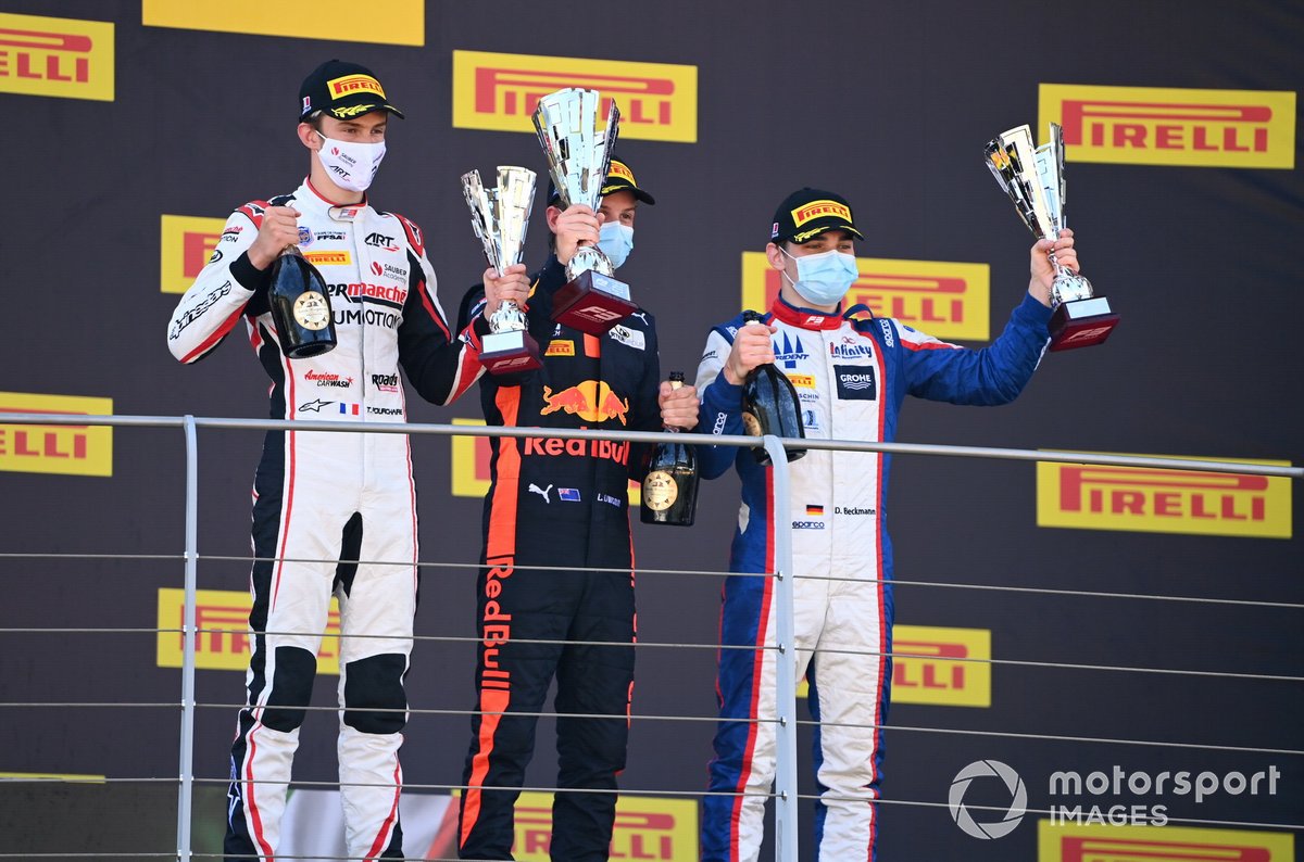 Theo Pourchaire, ART Grand Prix, 3° classificato, Liam Lawson, Hitech Grand Prix, 1° classificato, e David Beckmann, Trident, 2° classificato, sul podio