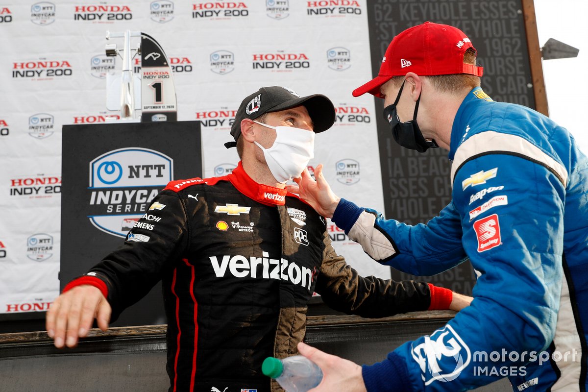 Podio: ganador Will Power, Team Penske Chevrolet y Josef Newgarden, Team Penske Chevrolet
