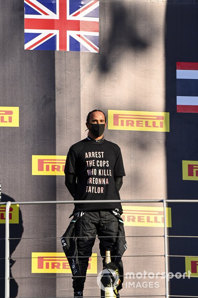 Lewis Hamilton, Mercedes-AMG F1, primo classificato, festeggia sul podio
