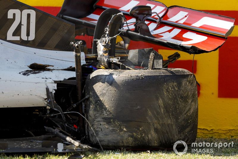 El monoplaza dañado de Kevin Magnussen, Haas VF-20