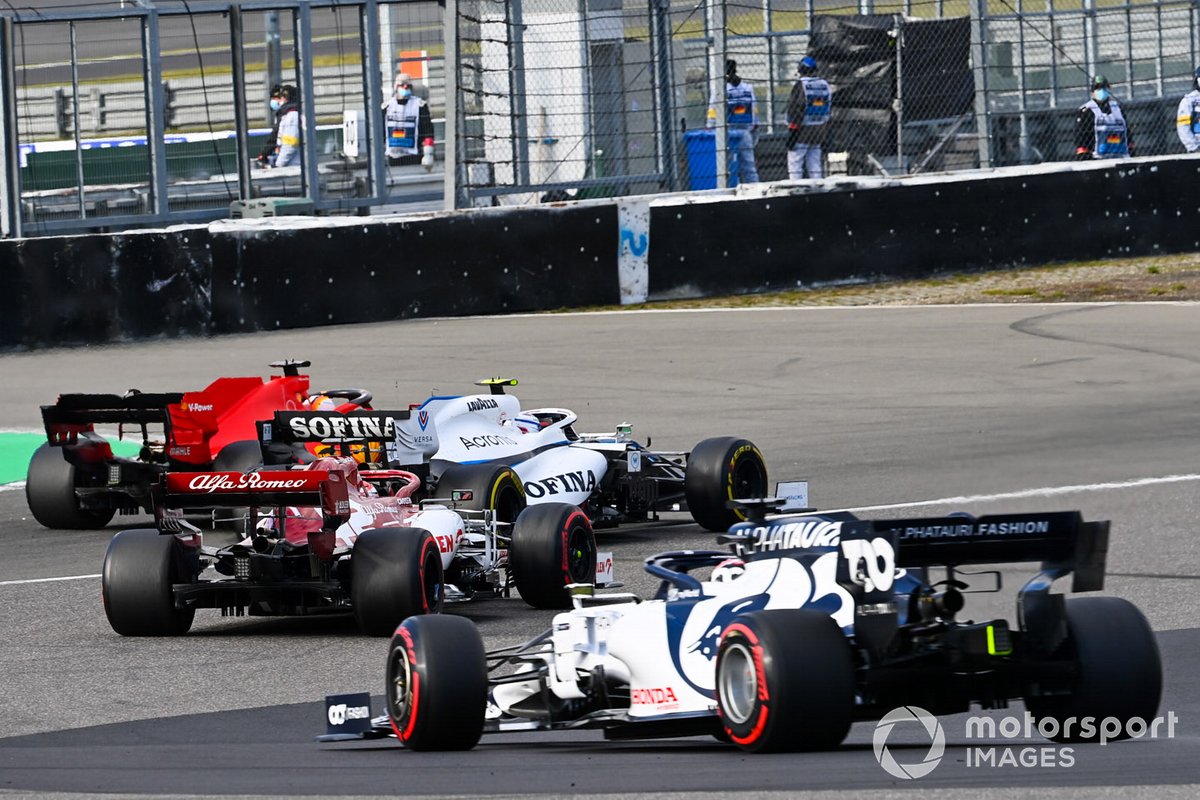 Nicholas Latifi, Williams FW43, in battaglia con Sebastian Vettel, Ferrari SF1000, davanti a Kimi Raikkonen, Alfa Romeo Racing C39, e Daniil Kvyat, AlphaTauri AT01