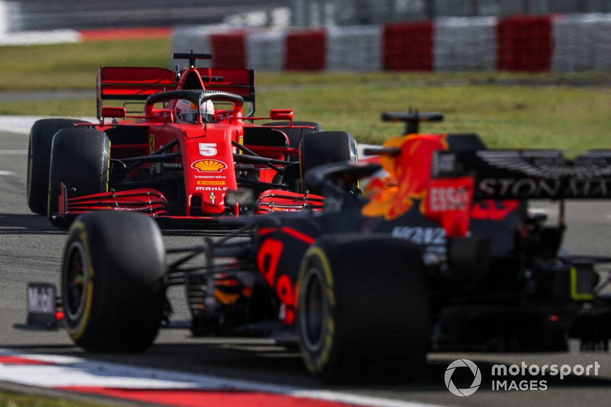 Sebastian Vettel, Ferrari SF1000, in testacoda davanti a Max Verstappen, Red Bull Racing RB16