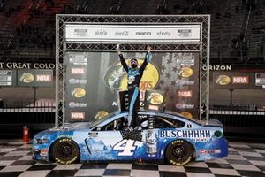 Race winner Kevin Harvick, Stewart-Haas Racing, Ford Mustang