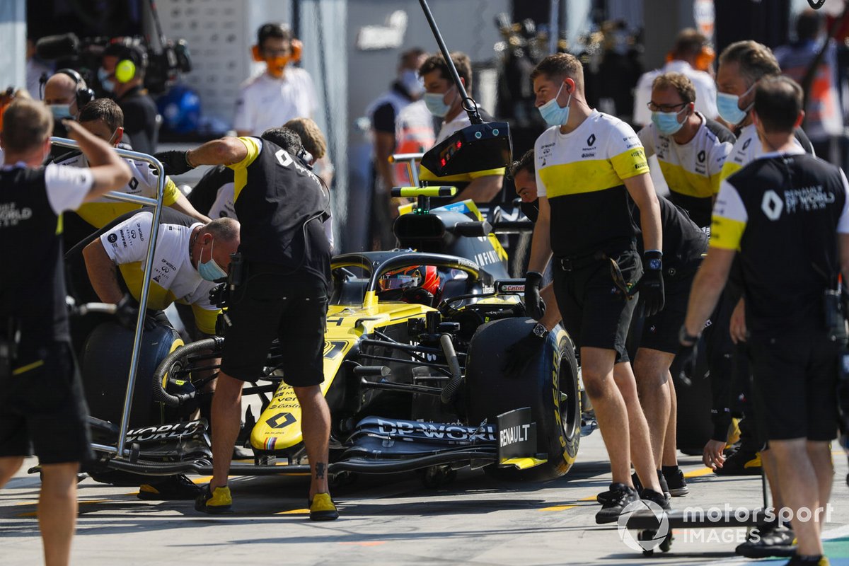 Esteban Ocon, Renault F1 Team R.S.20, ai box durante le prove