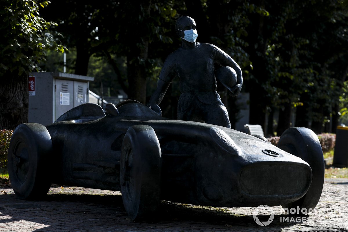 Estatua de Juan Manuel Fangio, con una mascarilla