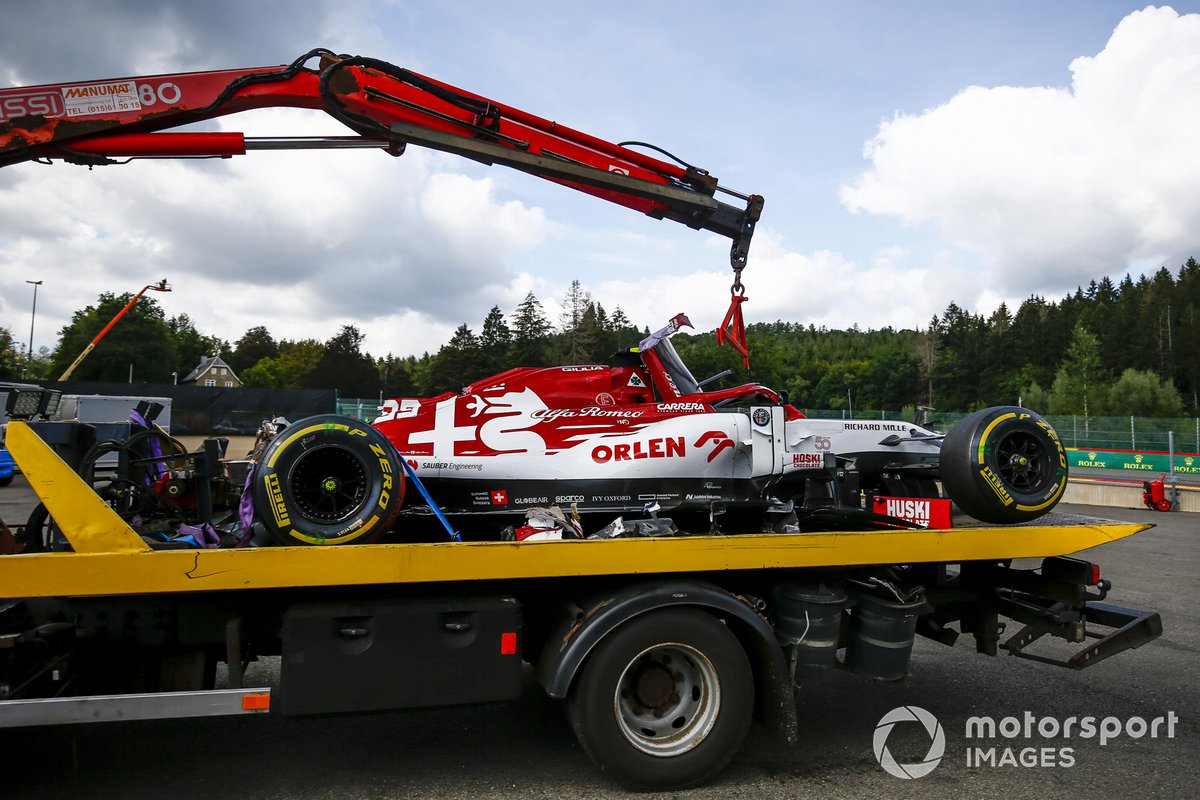 L'auto di Antonio Giovinazzi, Alfa Romeo Racing C39 viene caricata sul carroattrezzi