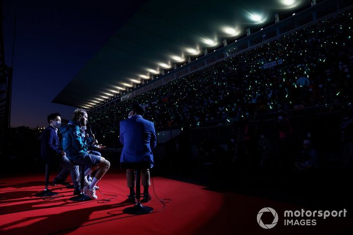 Lance Stroll, Aston Martin, Sebastian Vettel, Aston Martin, en el escenario