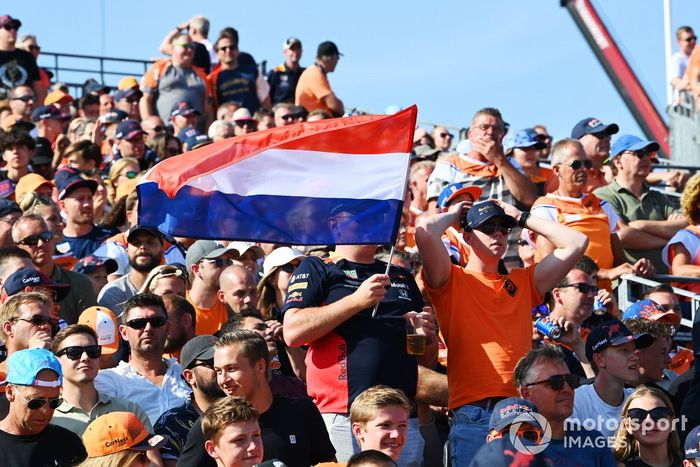 Los aficionados tiñen de naranja las gradas en apoyo a Max Verstappen, Red Bull Racing