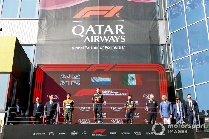 Lando Norris, McLaren, 2ª posición, Max Verstappen, Red Bull Racing, 1ª posición, Sergio Pérez, Red Bull Racing, 3ª posición, Paul Monaghan, Ingeniero Jefe, Red Bull Racing, en el podio.