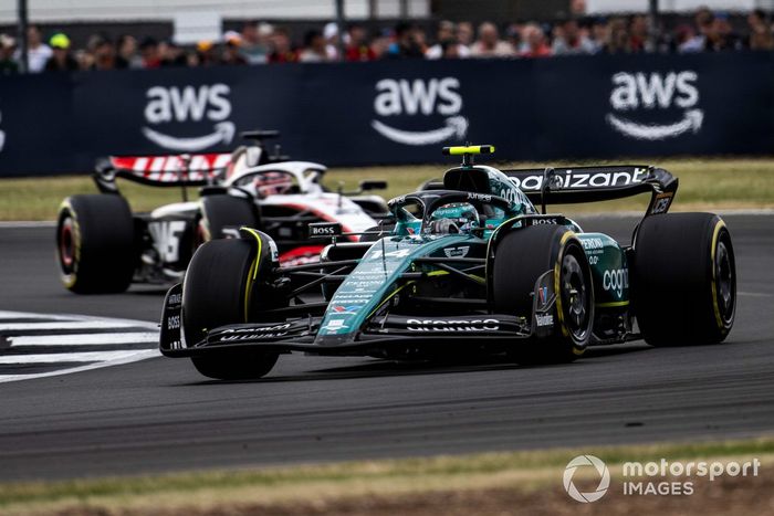 Fernando Alonso, Aston Martin AMR23, Kevin Magnussen, Haas VF-23