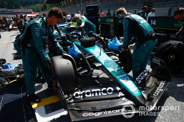Fernando Alonso, Aston Martin AMR24, en la parrilla del Sprint con los mecánicos