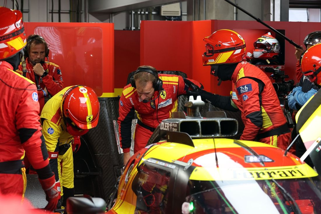 #50 AF Corse Ferrari 499P: Antonio Fuoco, Miguel Molina, Nicklas Nielsen en el garaje