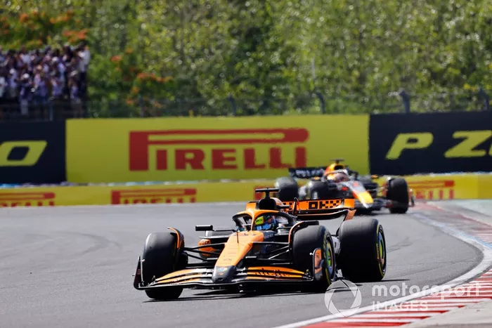 Oscar Piastri, McLaren MCL38, Max Verstappen, Red Bull Racing RB20
