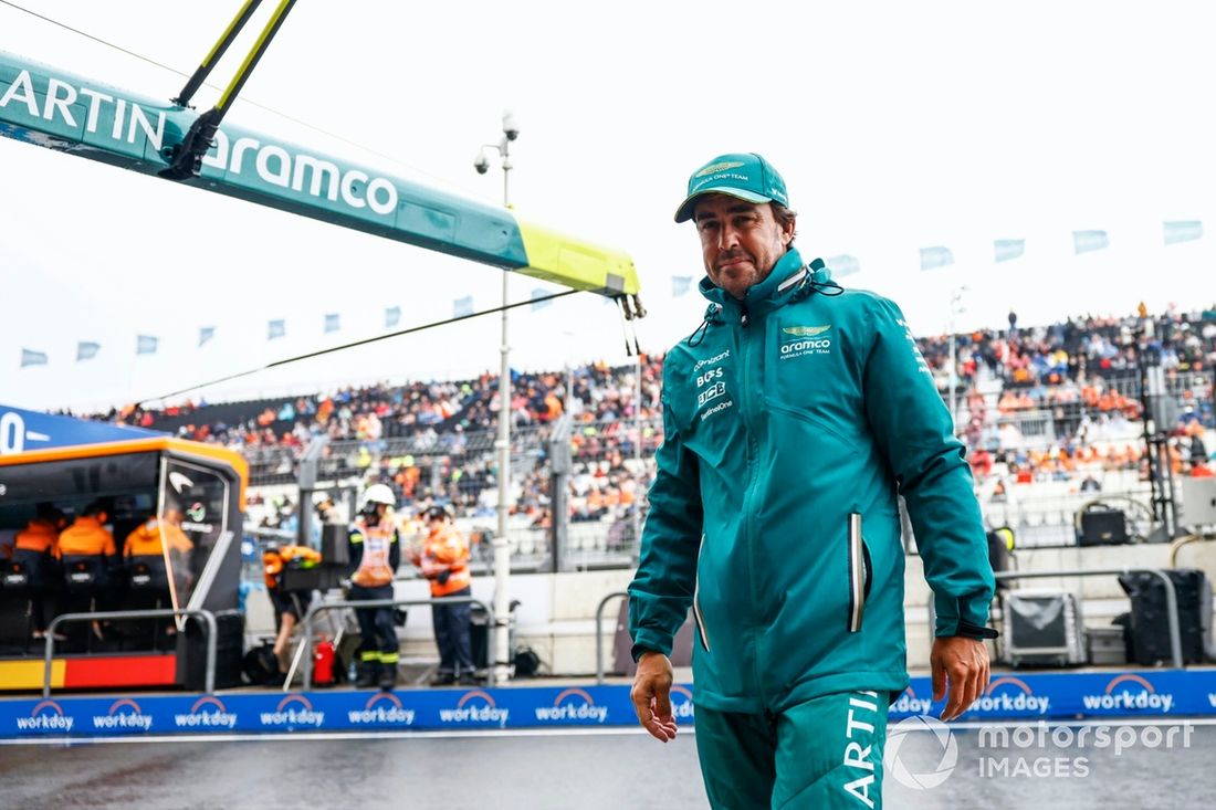 Fernando Alonso, Aston Martin F1 Team, en el pit lane 