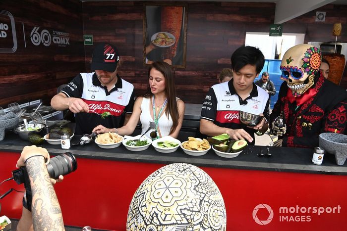 Valtteri Bottas, Alfa Romeo F1 Team y Zhou Guanyu, Alfa Romeo F1 Team hacen tacos con Fermín La Calaca