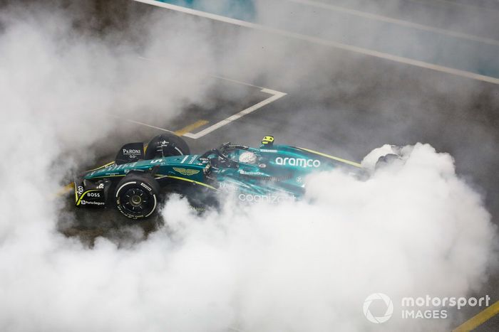 Sebastian Vettel, Aston Martin AMR22, realiza donuts en la parrilla para celebrar su última carrera en la F1