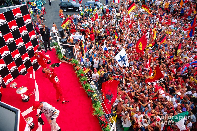 Podio: il vincitore della gara Michael Schumacher, Ferrari