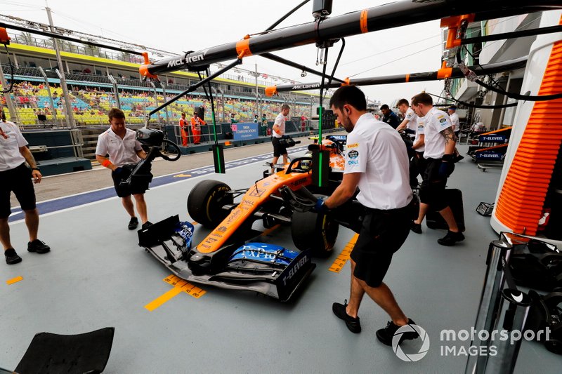 McLaren mechanics in the pit lane with Lando Norris, McLaren MCL34