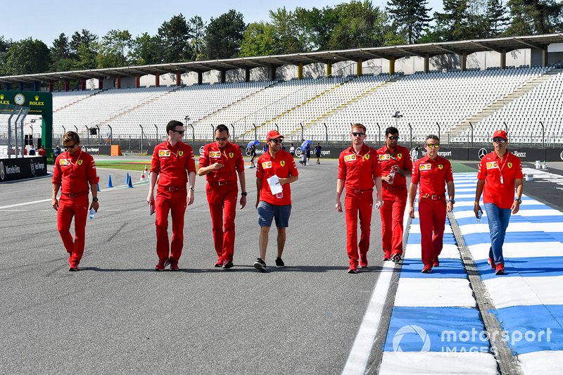 Sebastian Vettel, Ferrari, ispeziona il circuito con i suoi meccanici