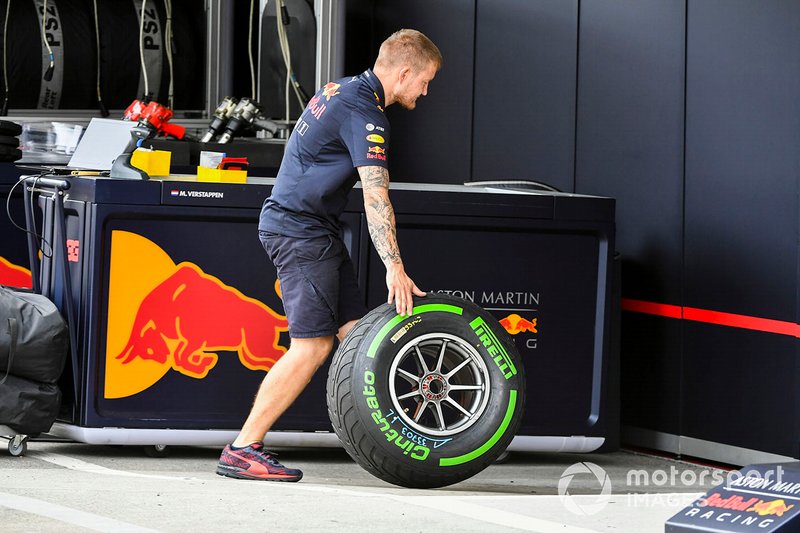 Red Bull Racing mechanic with Pirelli tyres