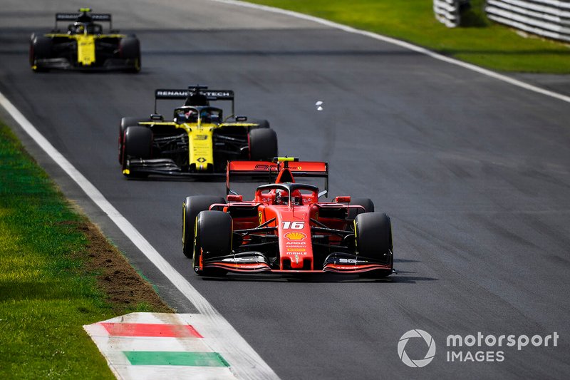 Charles Leclerc, Ferrari SF90, Daniel Ricciardo, Renault F1 Team R.S.19, y Nico Hulkenberg, Renault F1 Team R.S. 19
