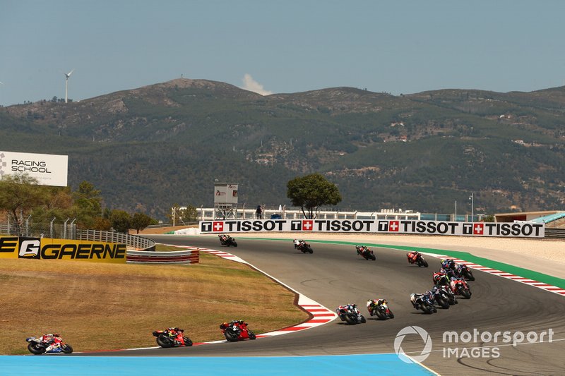 Jonathan Rea, Kawasaki Racing Team leads the start