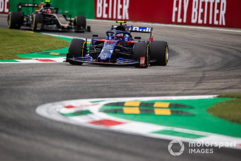 Pierre Gasly, Toro Rosso STR14, leads Kevin Magnussen, Haas F1 Team VF-19