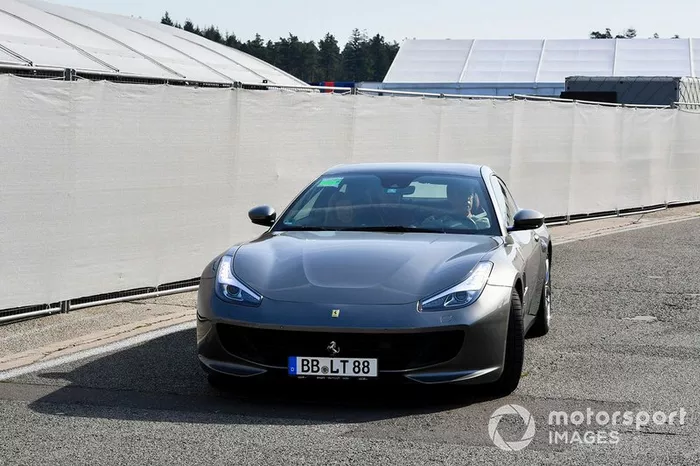 Charles Leclerc, Ferrari, con su novia Giada Gianni