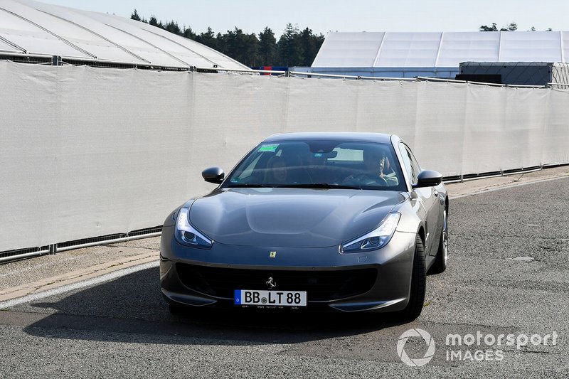 Charles Leclerc, Ferrari arriva al circuito con la fidanzata Giada Gianni