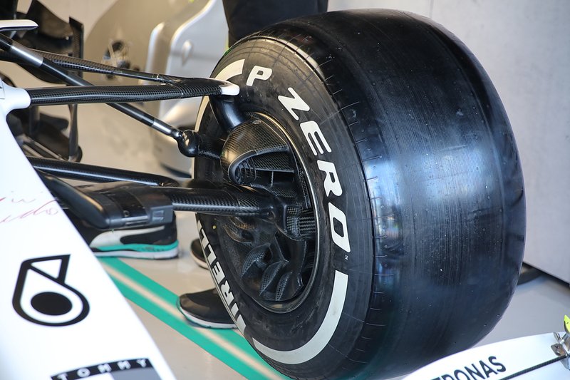 Mercedes W10: Vorderradaufhängung mit Bremskühlung