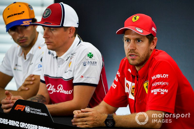 Sebastian Vettel, Ferrari, Kimi Raikkonen, Alfa Romeo Racing y Carlos Sainz Jr., McLaren en la conferencia de prensa