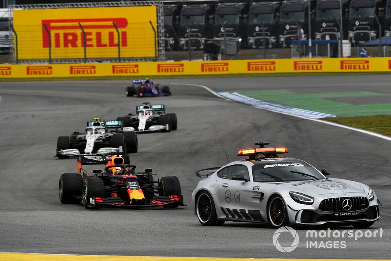 El Coche de Seguridad lidera Max Verstappen, Red Bull Racing RB15, Valtteri Bottas, Mercedes AMG W10, y Lewis Hamilton, Mercedes AMG F1 W10.